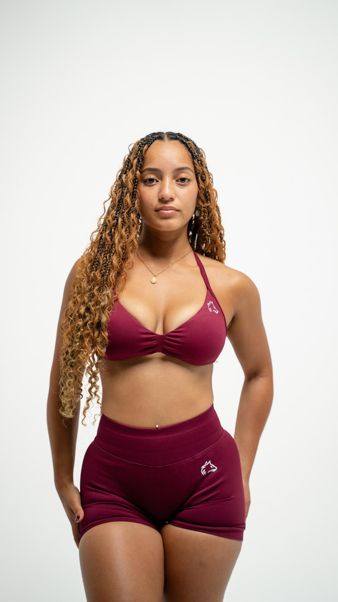 Halo Rise Bra em Crimson Berry com Solid Embrace Shorts em Crimson Berry [P]